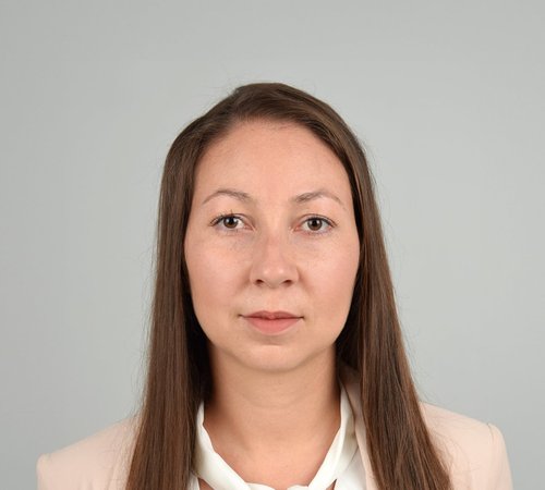 Анелия — старши счетоводител